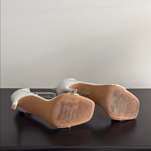 Shimmering Silver Glitter Heels Sz 6.5 - Picture 7 of 8